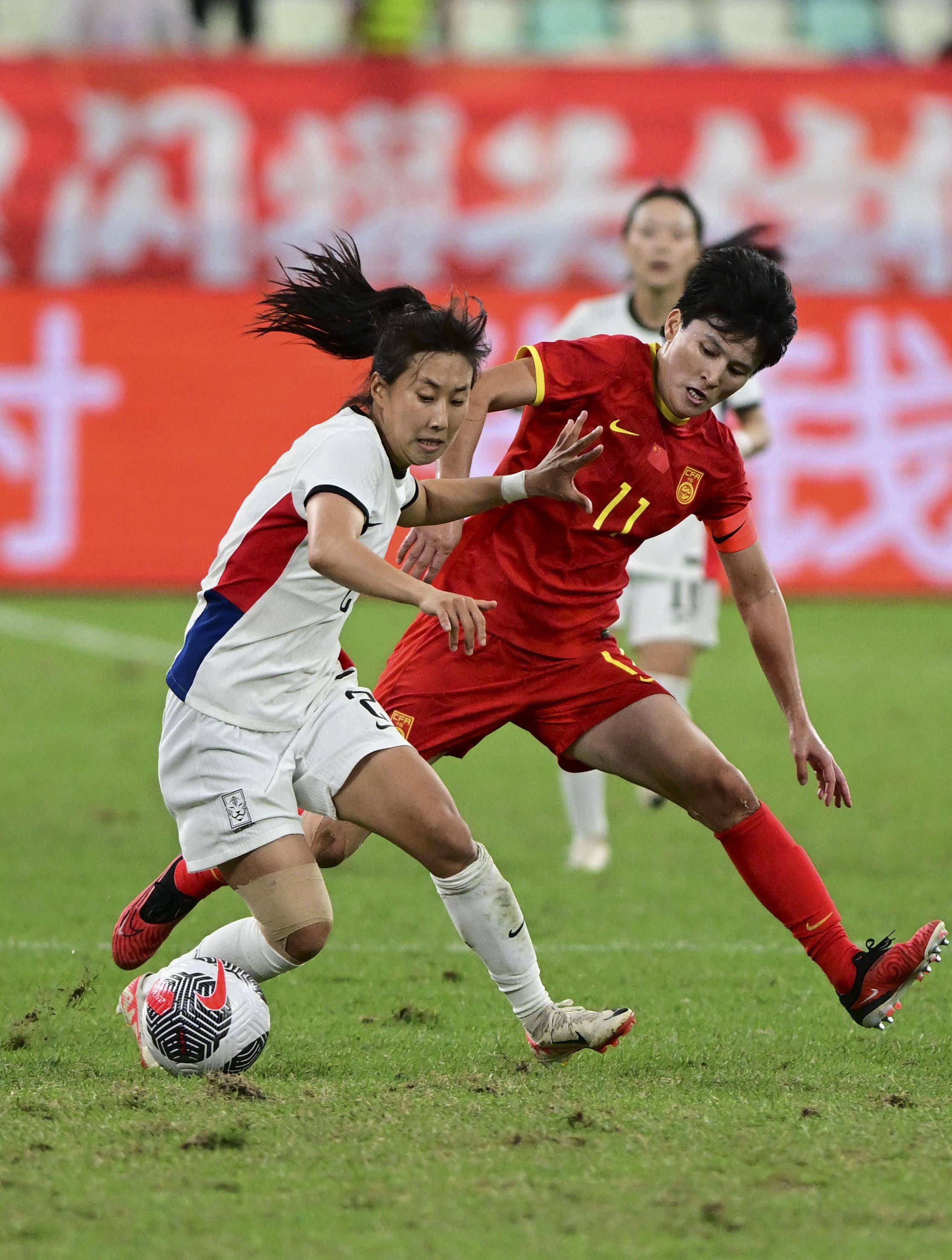 中国女足在比赛中力挫对手，展现出色战术